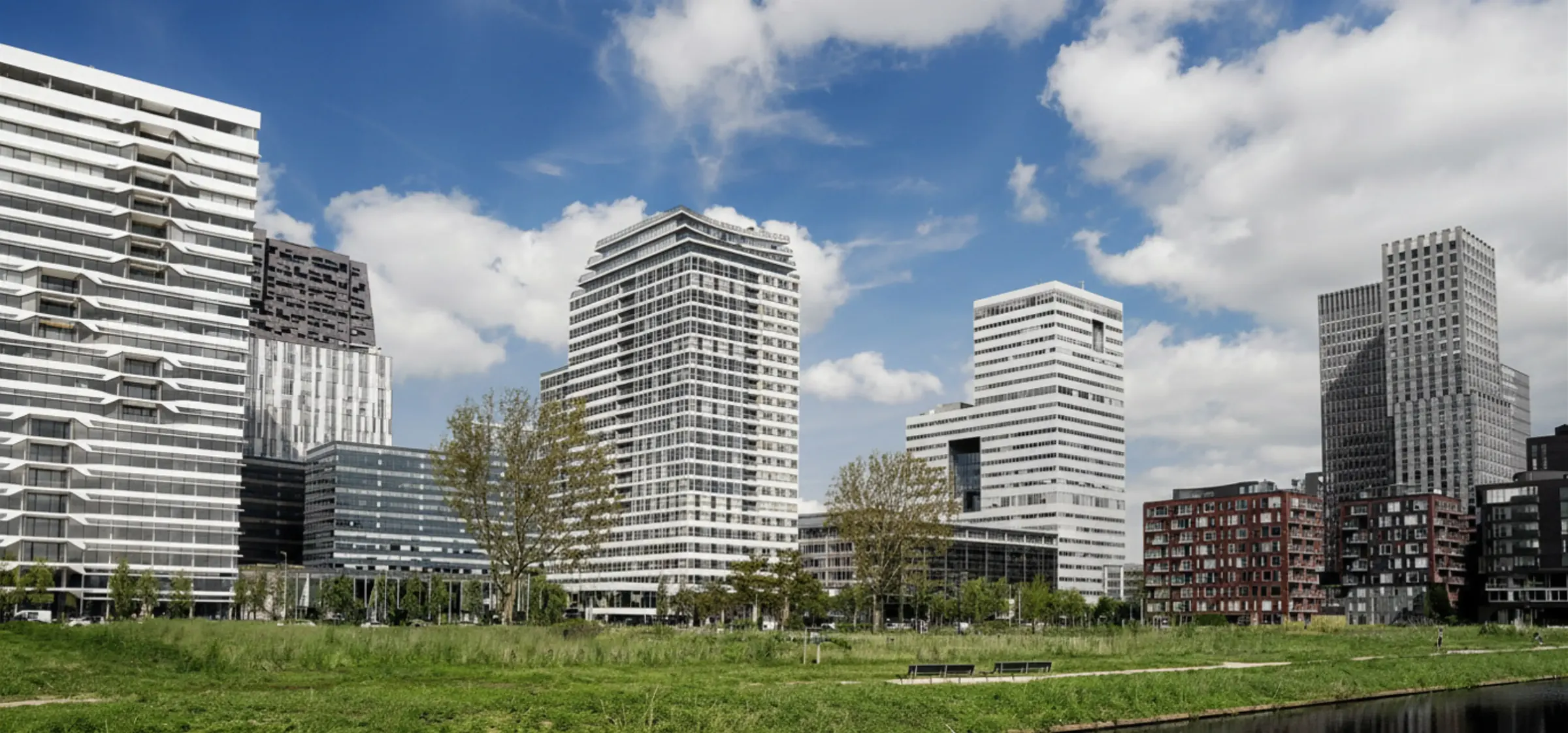 Panorama van corporatiewoningen en kantoren